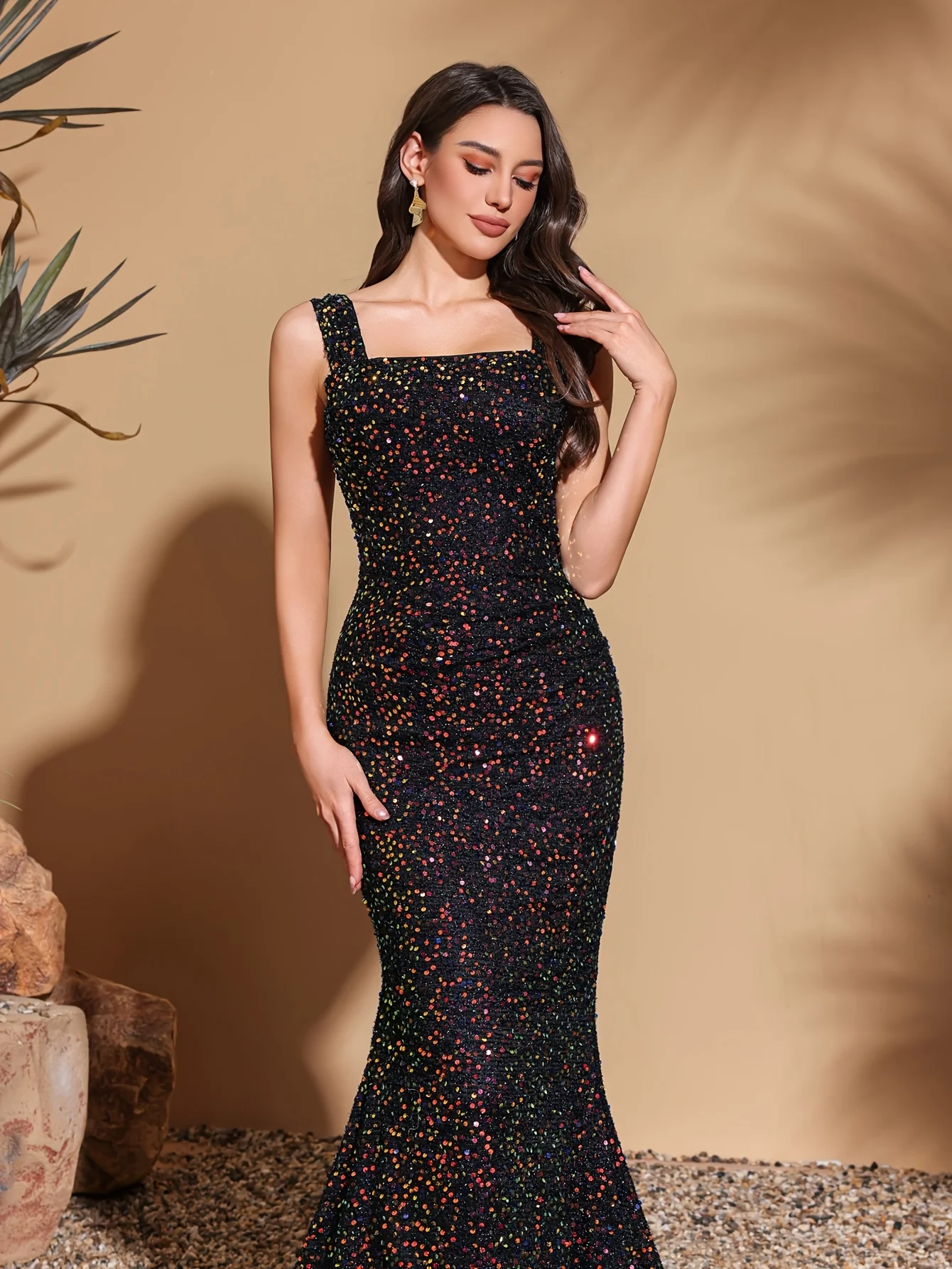 Strapless sequined hip-hugging backless dress