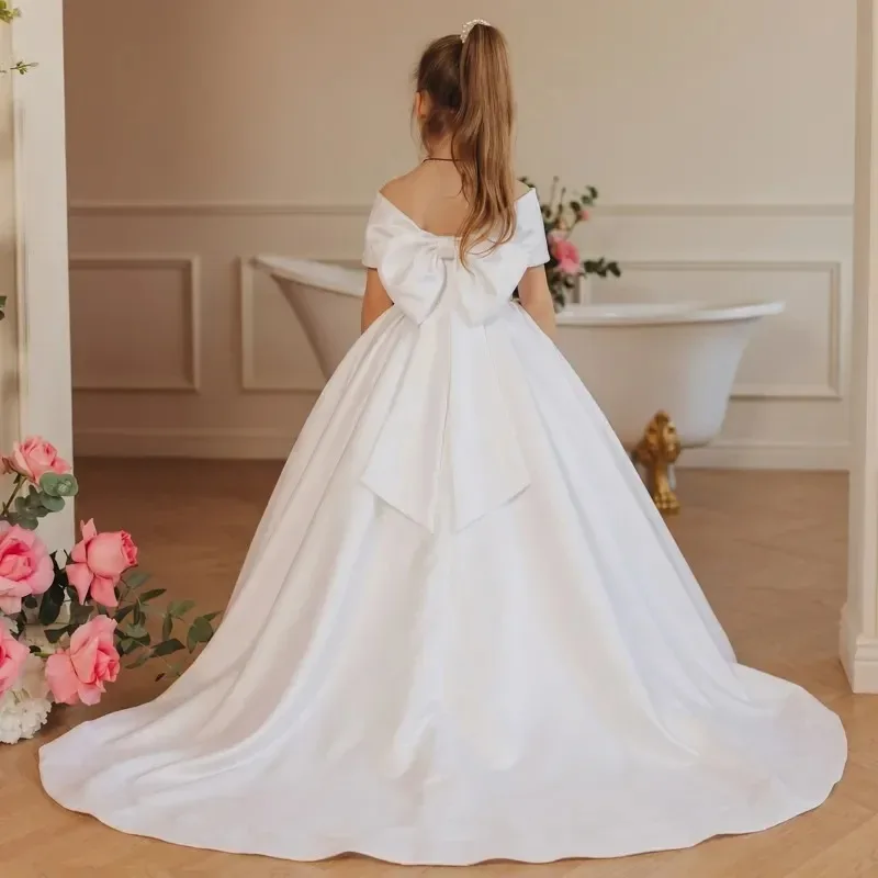 Großhandel Maßgeschneidertes Liebliches Mädchen Erstes Taufkleid Weißes Satin-Schulterfreies Blumenmädchenkleid mit Schleife Flauschiges Bodenlanges Hochzeitskleid – Detail 5