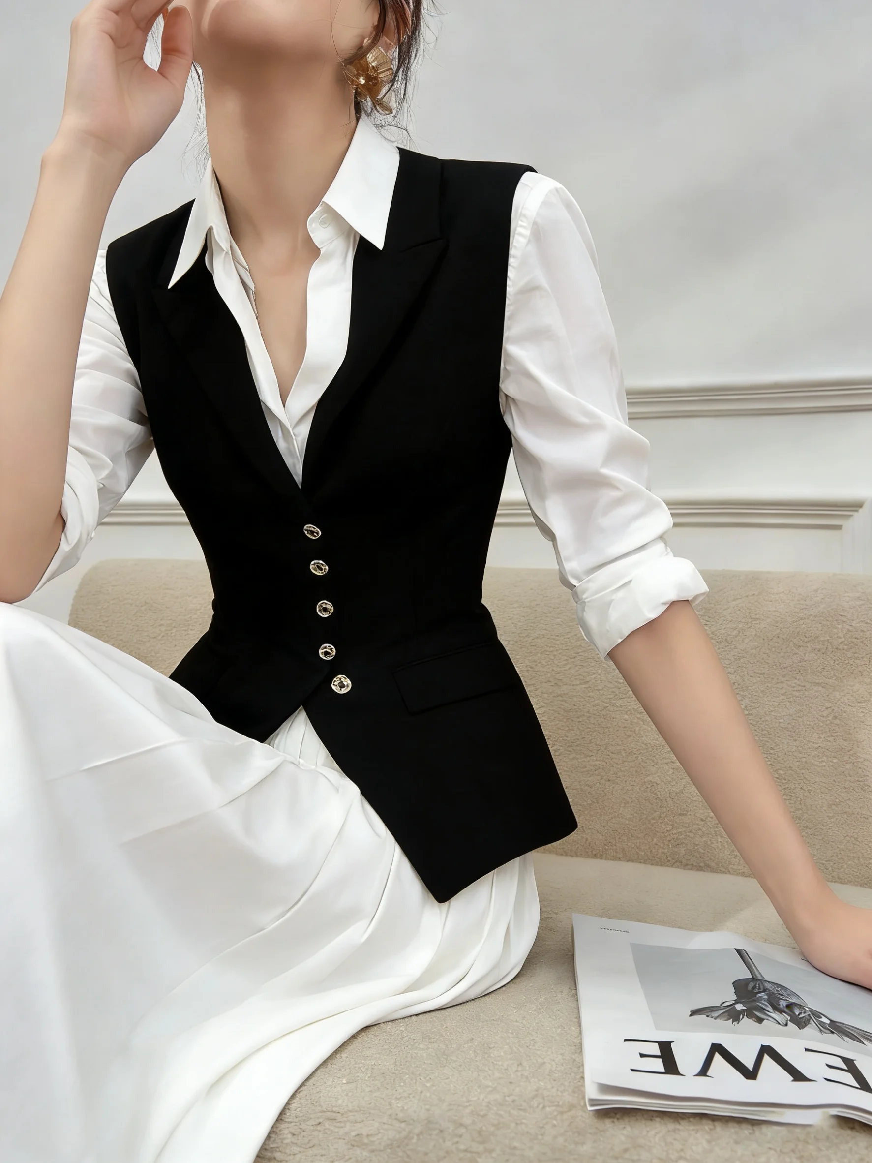 

Белый жилет и юбка с высокой талией: модный женский комплект для ранней весны, повседневный, для фигуры типа «груша», облегающий, без рукавов