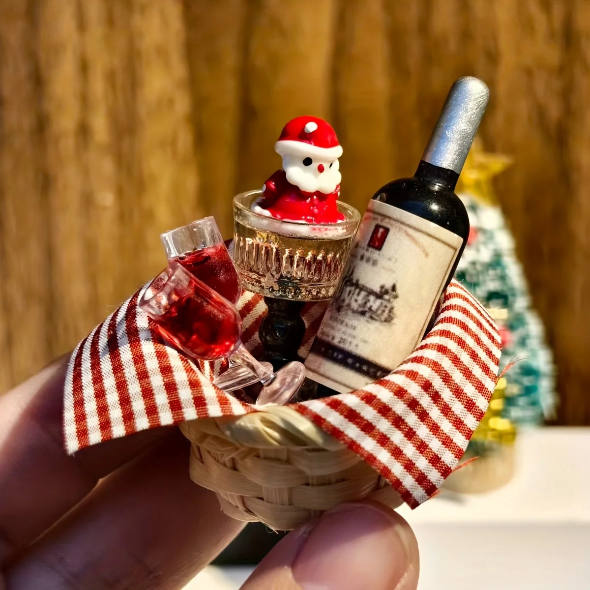 Conjunto de Cesta de Vino Navideña en Miniatura a Escala 1/12 con Figura de Santa, Mini Botellas de Vino, Copas y Mantel a Cuadros para Casa de Muñecas 1/12