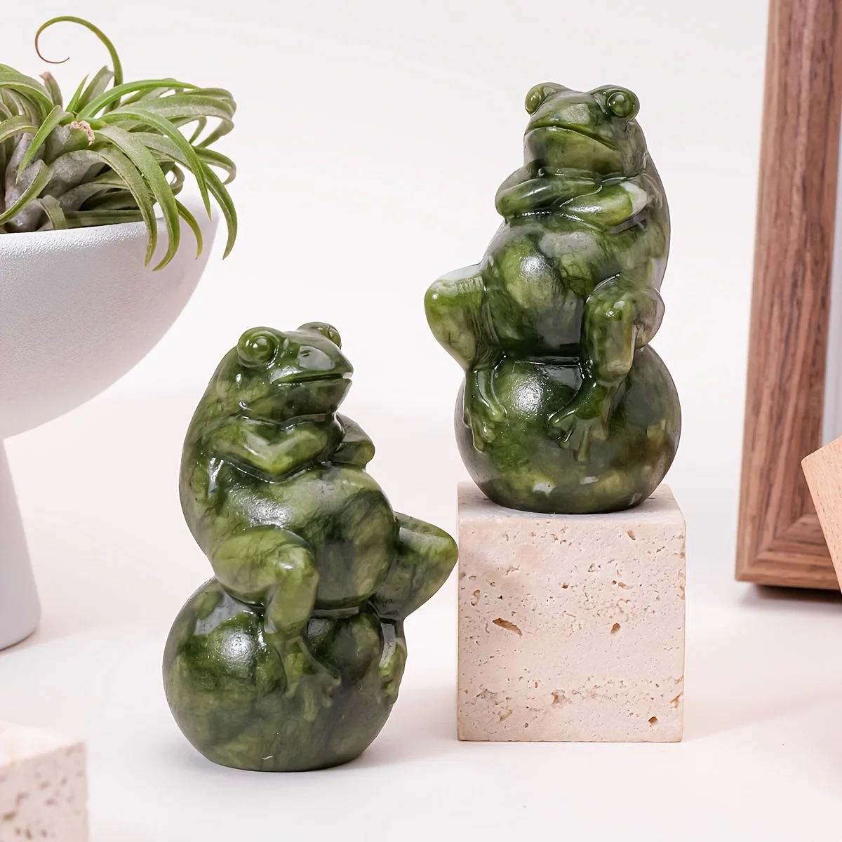One natural Xiuyan rock frog figurine, crystal animal carving craft, home desktop tea room decoration.
