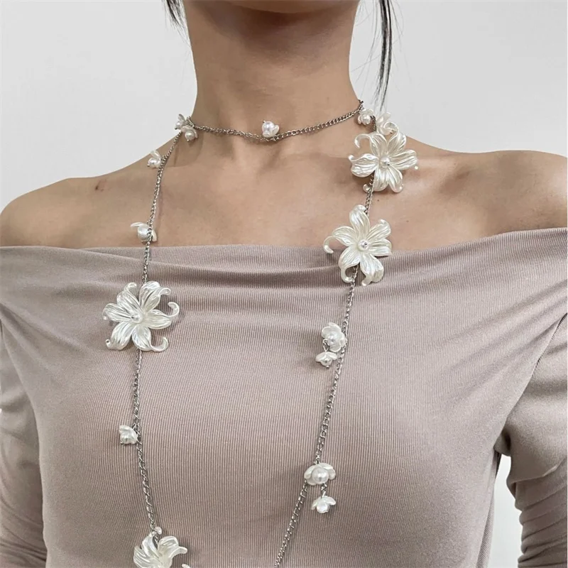 

French Romantic White Acrylic Flower Long Necklace For Women Exquisite Pearl Waist Chain Ladies Vacation Banquet Jewelry Gifts
