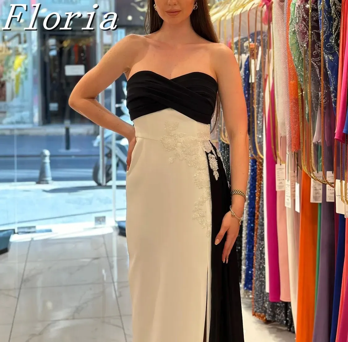 

Customized Simple Black And White Contrast Evening Dresses Strapless Sleeveless Prom Dress Fashion Backless Cocktail Dress