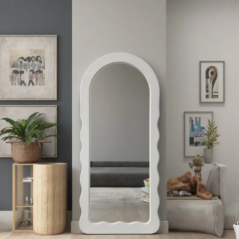 Wanddekoration mit weißem Holzrahmen und Spiegel