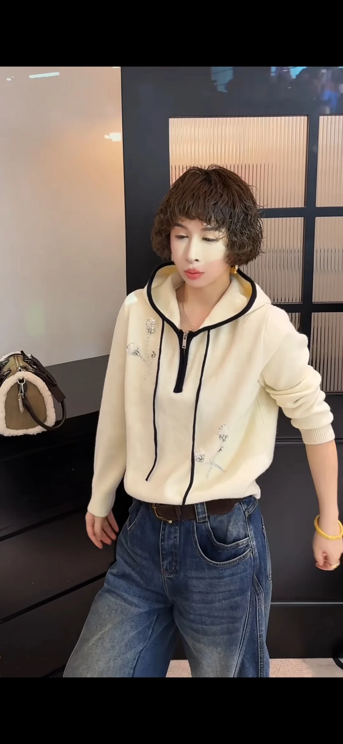 

Свободный повседневный однотонный модный женский топ с шапкой в комплекте, зимняя новинка, европейский стиль, свободный крой, универсальный цветовой дизайн