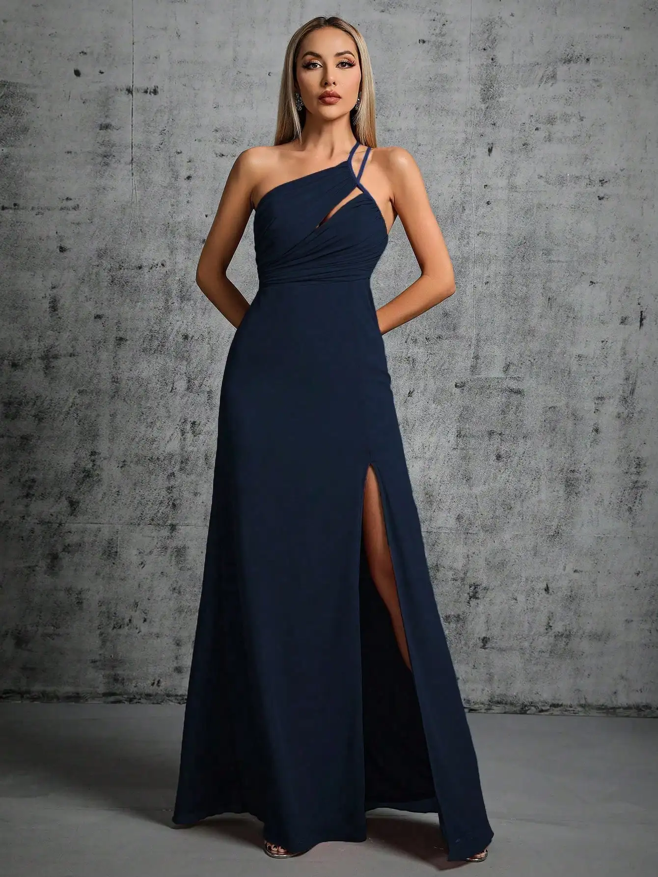 胸元がセクシーなプリーツ、インターレース、カットアウトのシフォンロングドレス、スリット入り