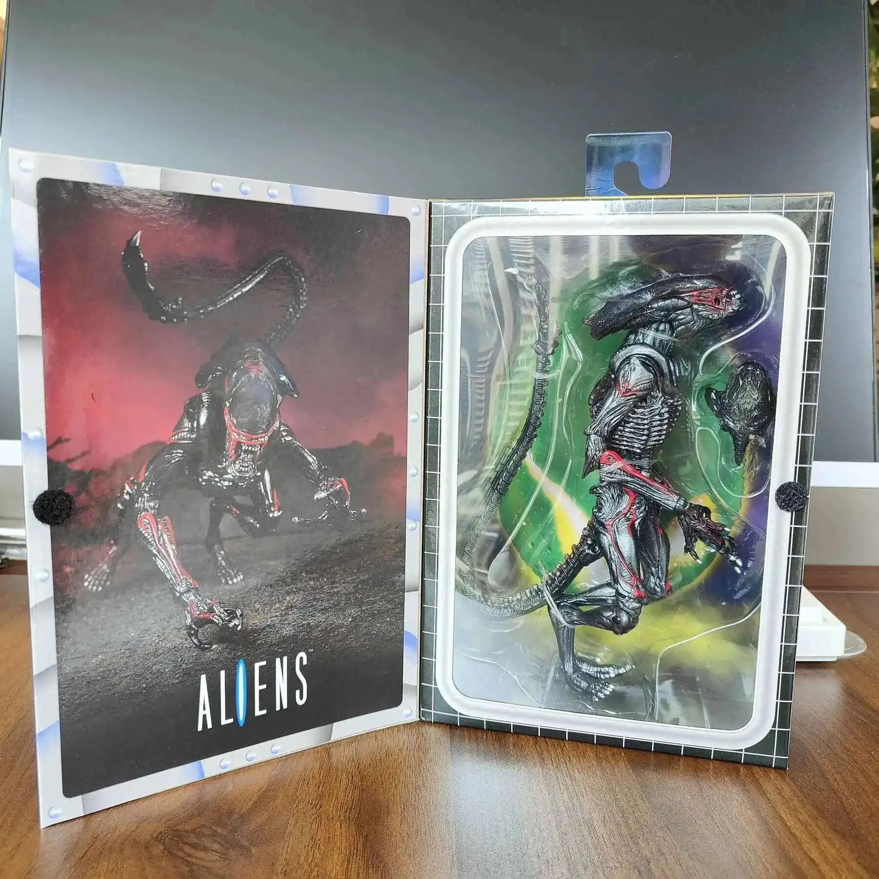 جديد Neca Alien Night Cougar Alien مع عمل الطفيلي كاميكازي المغناطيسي شخصية مخصصة جمع نماذج اللعب