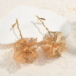 Przesadne Vintage Metal Gold Color Hollow Out Dangle Earrings Biżuteria dla kobiet Kolczyki kwiatowe Prezenty