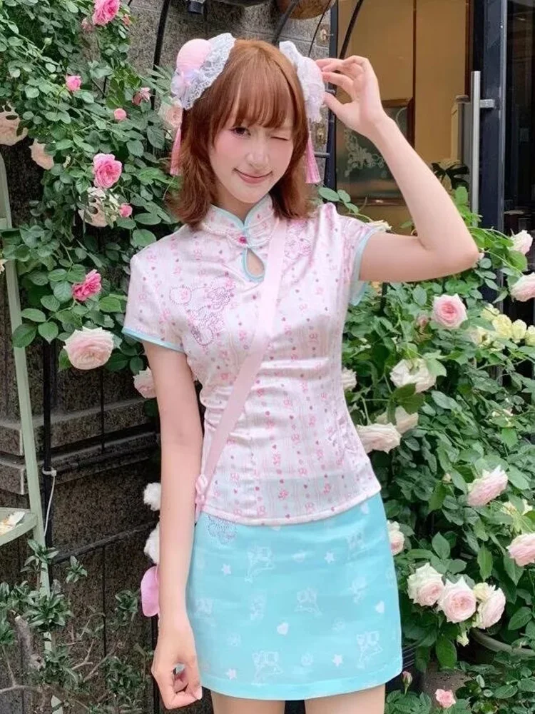 

Новинка 2026: Винтажный комплект в китайском стиле из укороченного топа с принтом и облегающей мини-юбки для женщин. Модный летний образ.