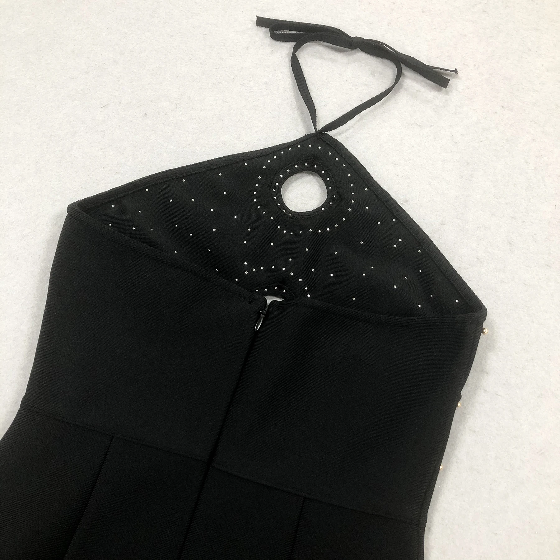 فستان فاخر بأشرطة سوداء طويلة مع زخرفة مسمار ذهبي - فستان سهرة رسمي برقبة رسن بفتحة عالية