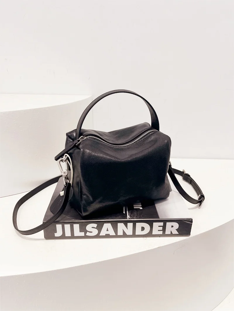 borsa-a-tracolla-in-vera-pelle-nera-con-strato-superiore-in-pelle-bovina-conciata-al-vegetale-modello-cuscino-nuova-collezione-2026-semplice-e-versatile