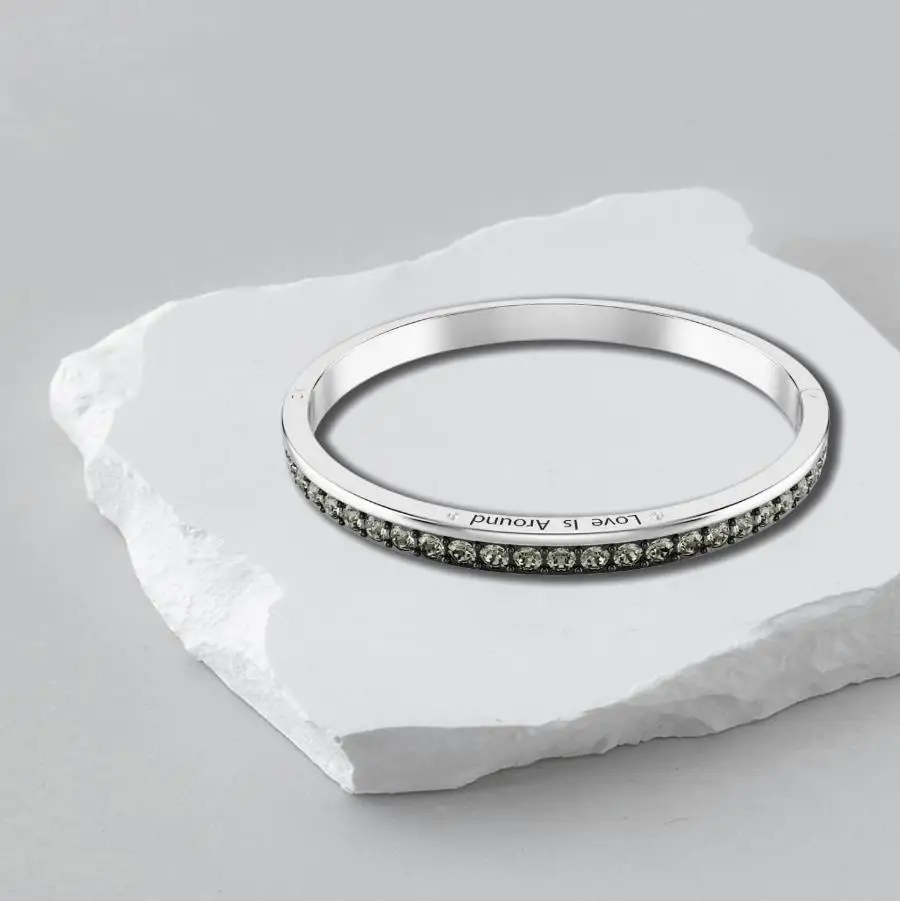 

The latest hot selling black bracelet, stone handicraft, round cutting, romantic, women's light luxury, doorstep gift
