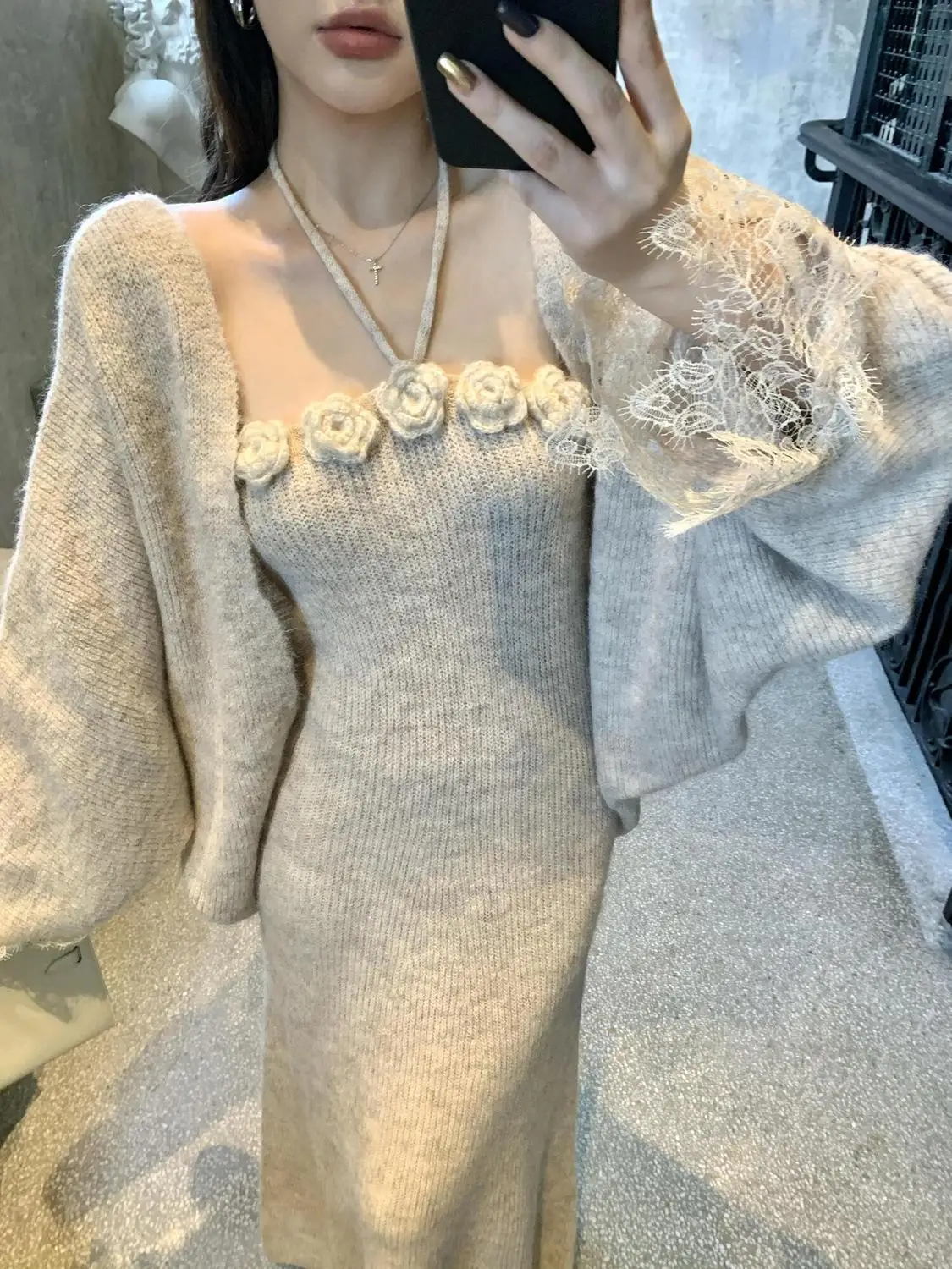 Zweiteiliges Set im koreanischen Stil, sanftes und schlankmachendes, florales Strick-Neckholder-Kleid, Spitzenärmel, Schal, Pullover, Strickjacke