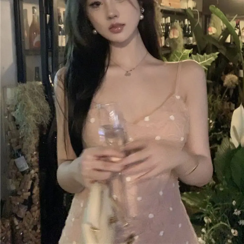 Nuovo 2025 Versione Estiva Elegante Stile di Moda Famosa Serie Calda Paillettes Impiombato Peluche Halter Dress Temperamento Squisito