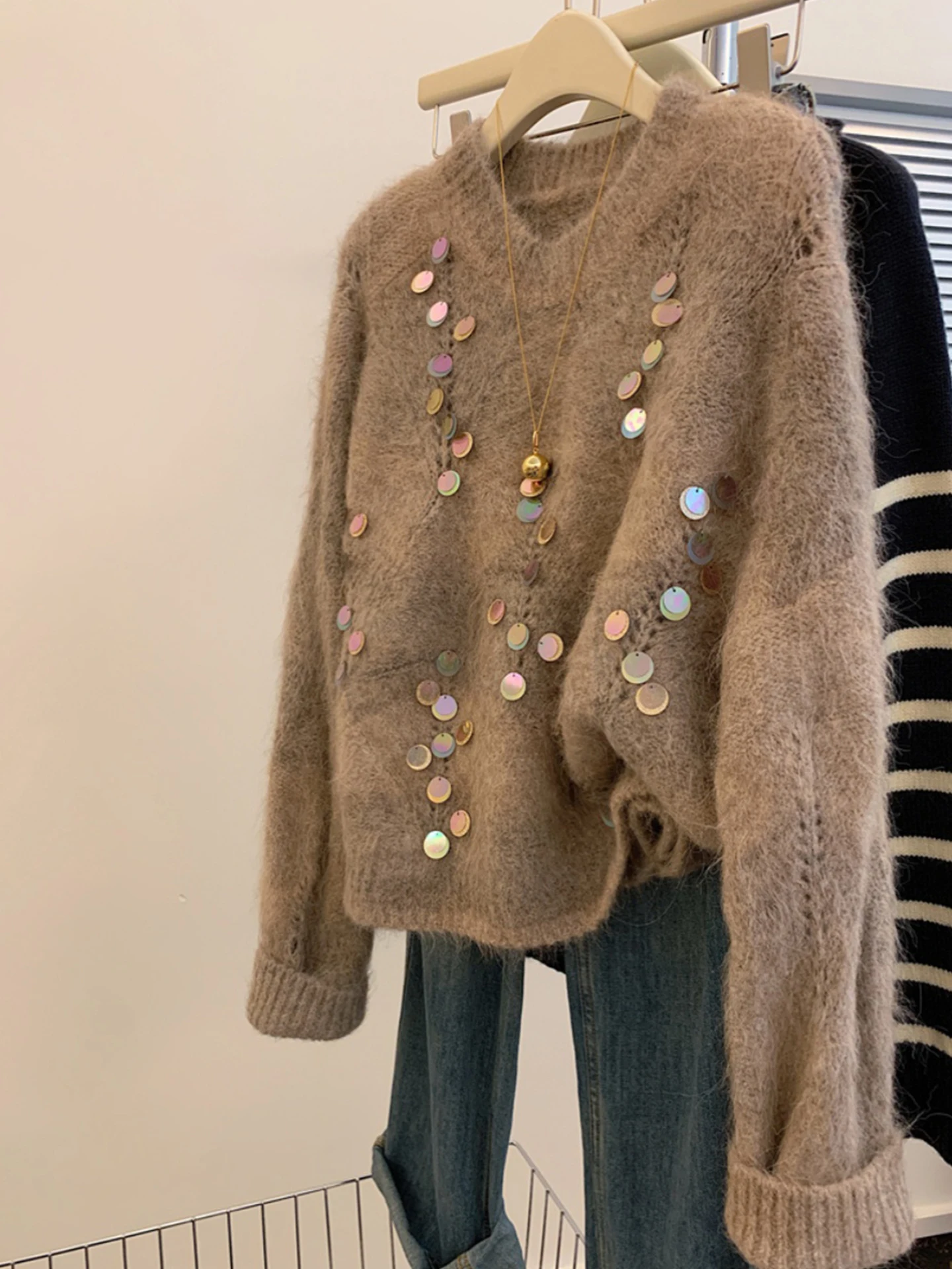 

Женский свитер из трикотажа с пайетками, свободного кроя, осенне-зимний, с объемной вышивкой, с длинными рукавами, круглым вырезом, комфортный, C...