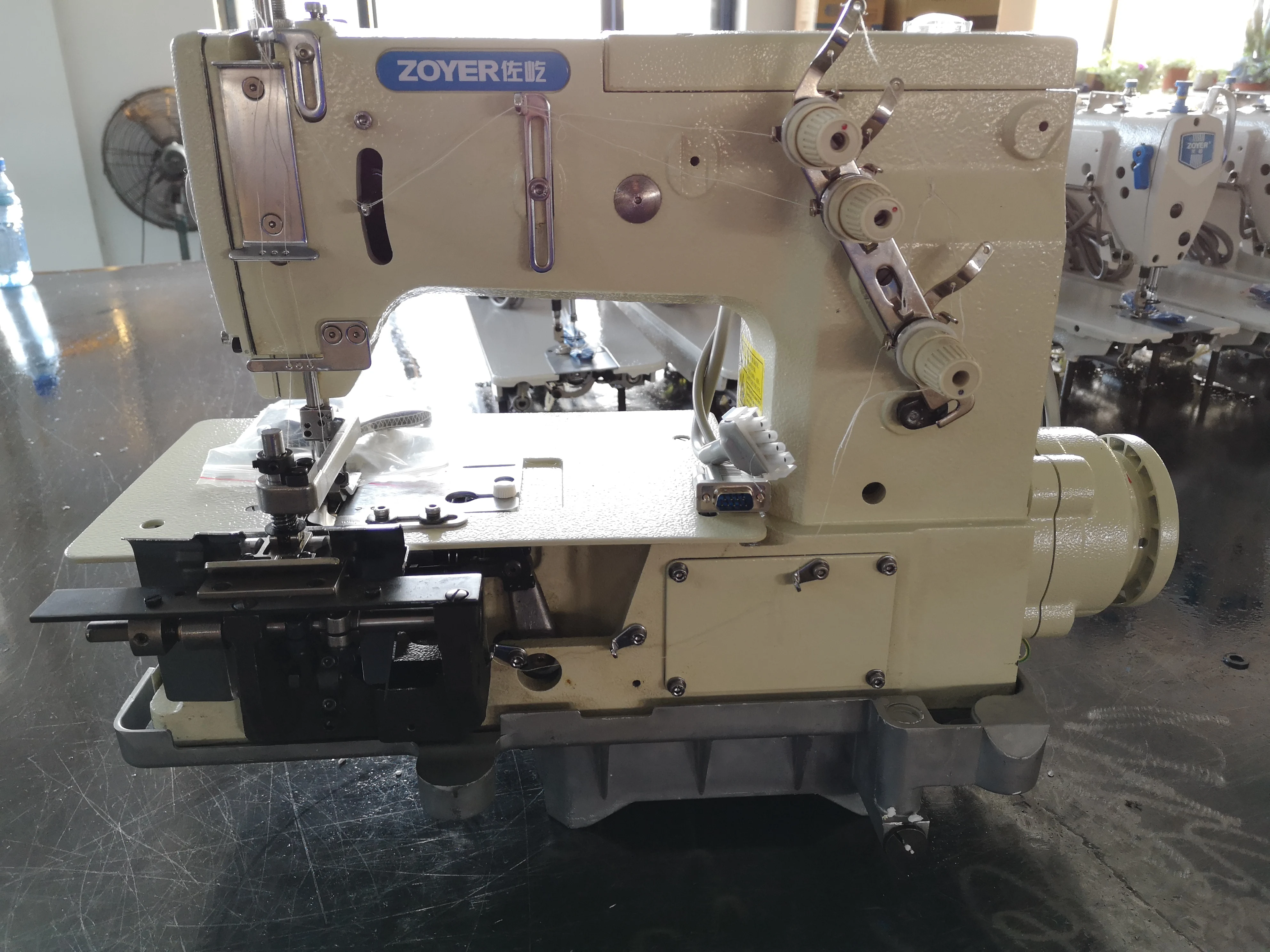 Zy2000c zoyer agulha dupla, cama plana, laço de cinto com cortador de tecido frontal, máquina de costura industrial