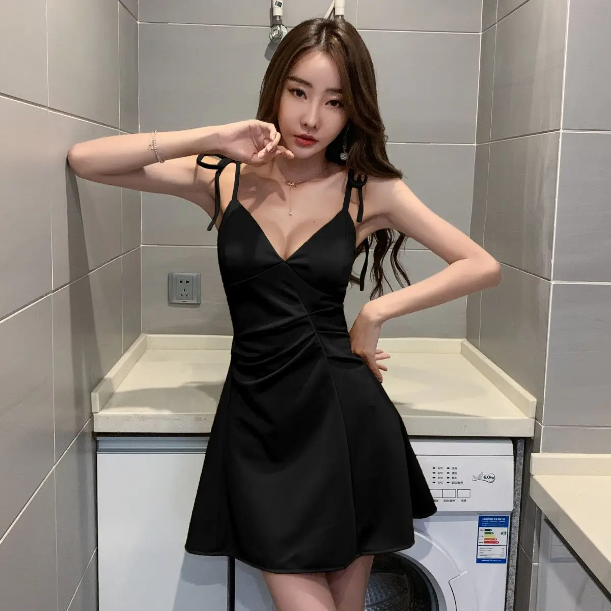 Temperamento donna nuova estate sottile scollo a V sexy abito corto con bretelle