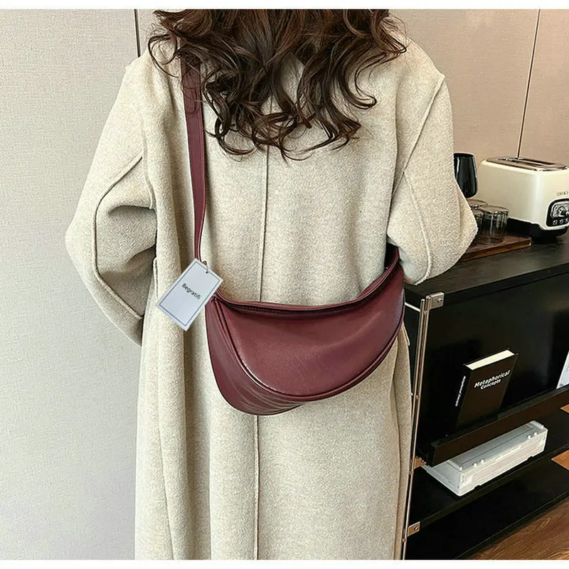 Cowhide Fashion Retro Single Shoulder Cross Saddle Design Row Bag Banana Shape Handbag for Woman