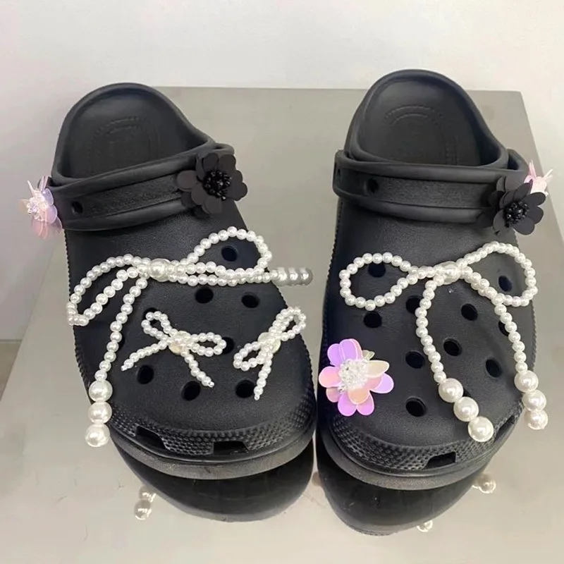 

Fashion Pearl Bowknot Shoe Charms for Crocs Designer Black Sliver Pearl String Shoe Decorations Vintage Luxury Cool Clogs Jeans