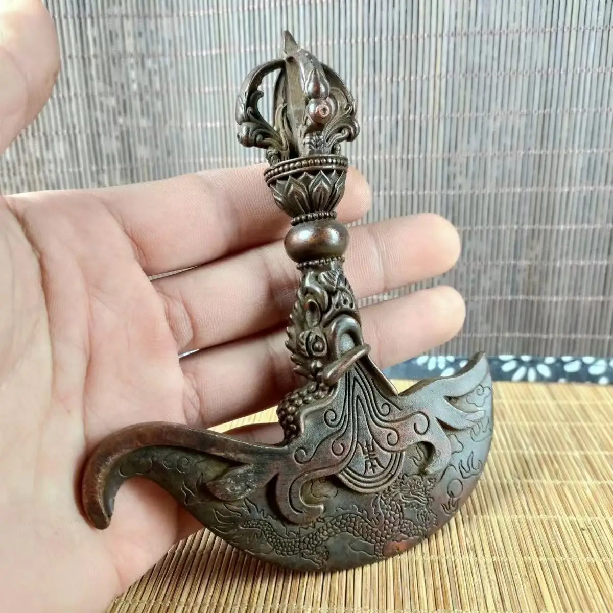 

Old Solid Copper Dragon Head Ornament Tibetan Nepalese Ritual Ware for Collection Home Office Feng Shui Decorations Antique Gift