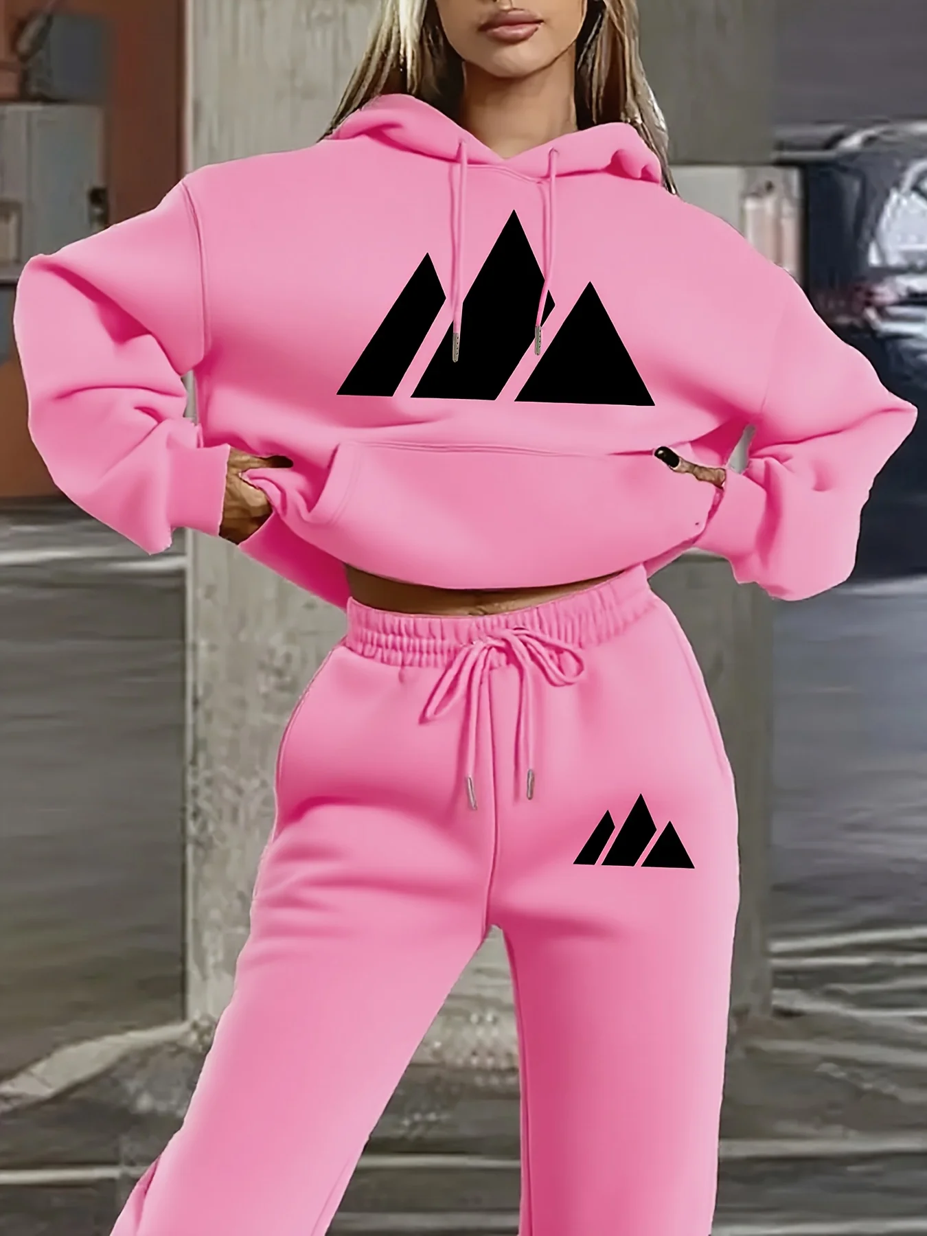 Damen-Hoodie-Trainingsanzug, schwarzes 2-teiliges Outfit mit Dreieck- und Buchstabenmuster, Kapuzenpullover und Jogginghose, Damen-Freizeitlook – Detail 6