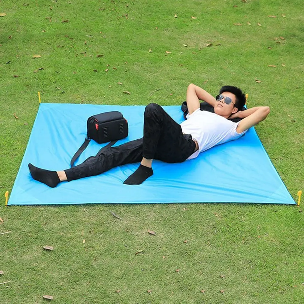 حصيرة تخييم مدمجة من قماش أكسفورد قابلة للطي ومقاومة للماء مع حقيبة تخزين، 4 مقاسات من حصيرة الشاطئ الرملي للخارجية