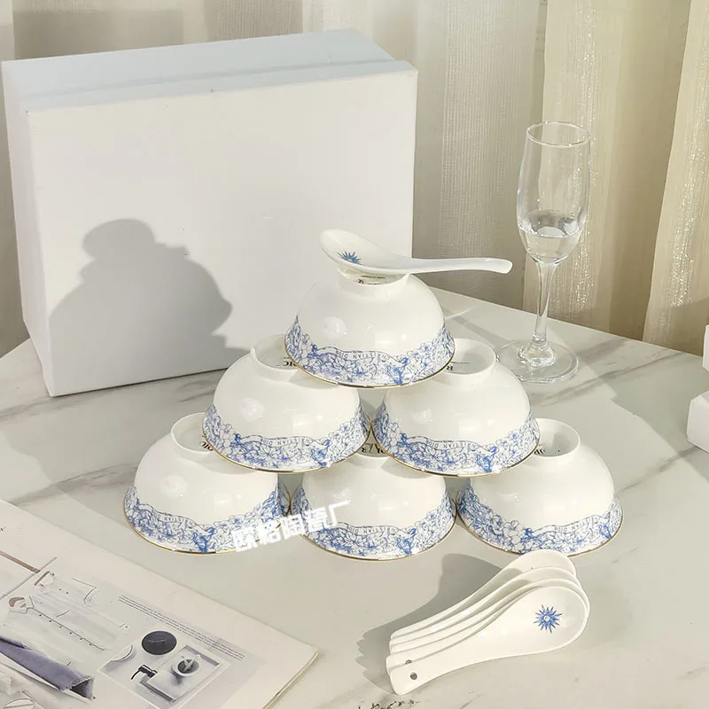 Osso China Pratos de jantar ocidentais Xícaras de Natal Pires Tigelas Colheres Conjunto de talheres