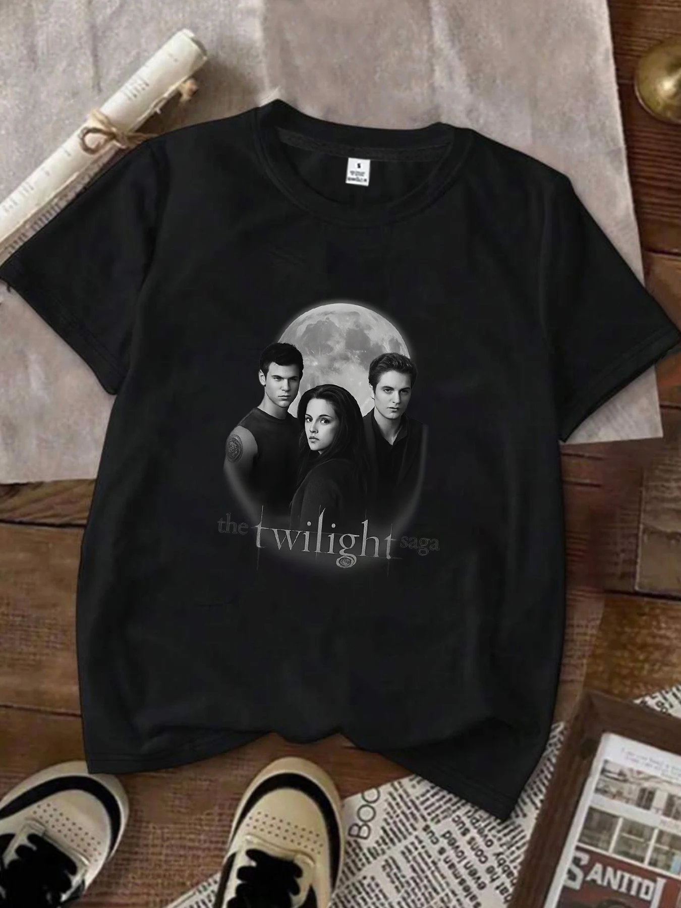 

【007247】Три человека и луна. Женская футболка больших размеров с круглым вырезом и короткими рукавами, эластичными рукавами и модными принтами.