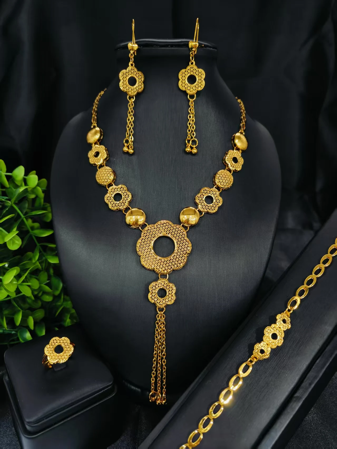 

Dubai 24K Gold Plated Gold Women Jewelry Sets Classic Design Necklace Earrings Charm Bracelet Ring Banquet Party Jewelry
