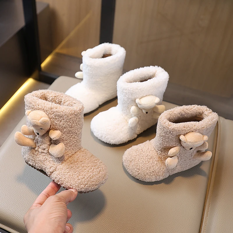 Детские ботинки 2025 года, зимняя модная обувь в корейском стиле, новая детская хлопковая обувь для девочек, теплые плюшевые милые кукольные сапоги с медвежонком, размеры 22–30 ярдов