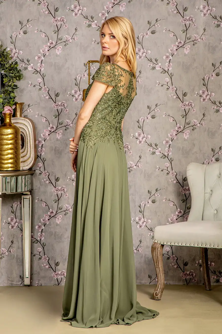 Elegant Embroidered Chiffon Short Sleeve A-Line Dress Closed Back Sequin Mother of the Bride/Groom Plus Size Evening Gown