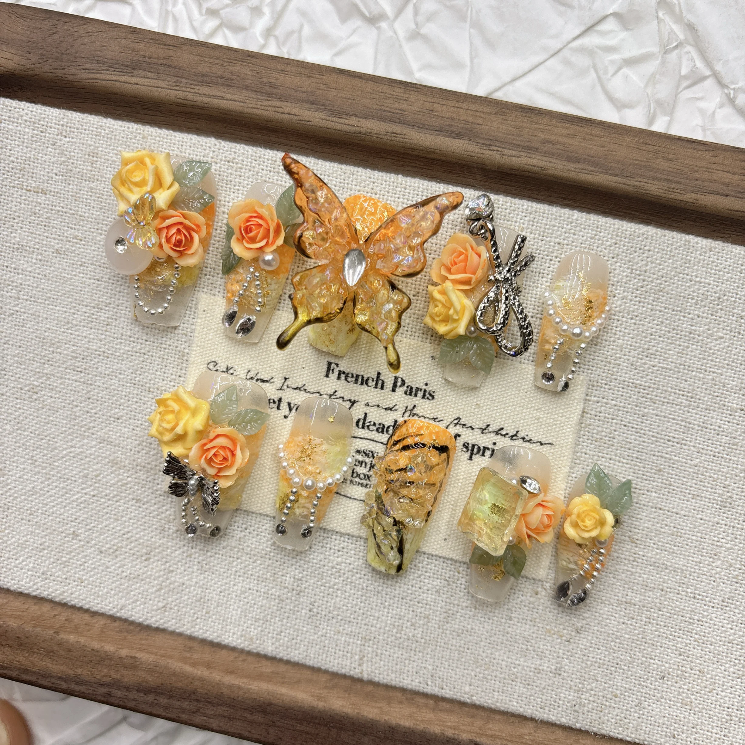 ゴールデンイエロー 3D ローズバタフライプレスオンネイル レジンラインストーン 透明ベース 3D フラワーバタフライデザイン ロマンチックフェアリーコア
