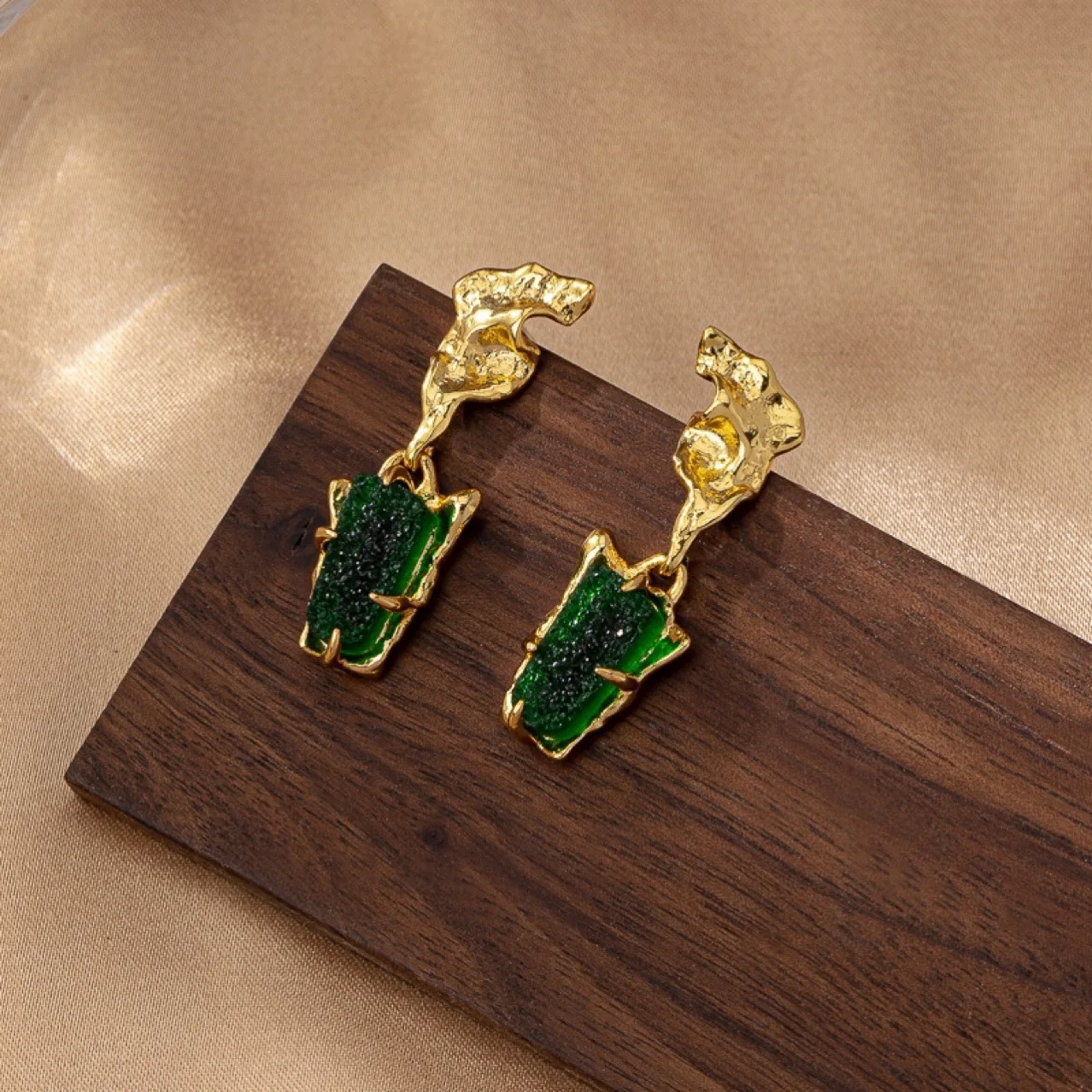 

2025 Fashion Trendy Casual Earrings - Copper Gold-Plated Curved Surface, Crystal Simulant Tooth-Shaped Metal Jewelry