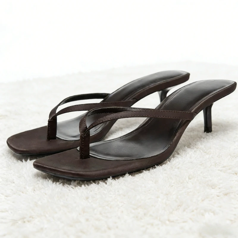 

Брендовые дизайнерские тапочки с разделенным носком, женские летние шлепанцы с квадратным носком на тонком каблуке, удобная пляжная обувь для отдыха, женские шлепанцы