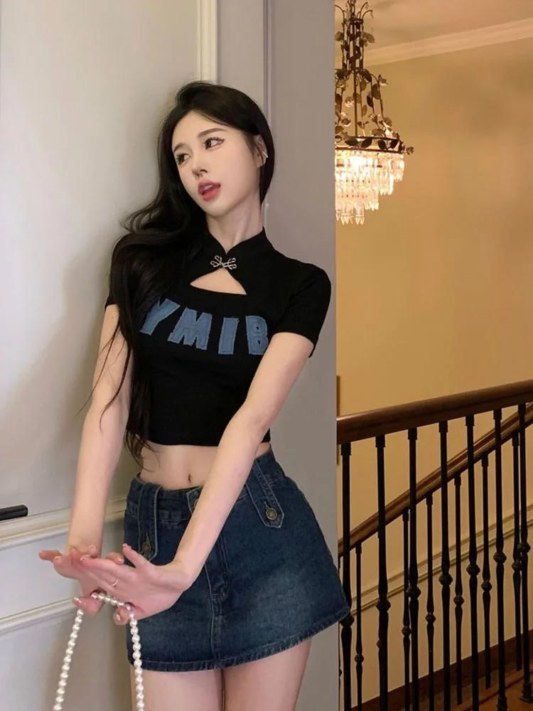 NUOMICI Korte mouwen T-shirt Voor Vrouwen 2025, Zomer Brief Gedrukt Top Holle Cheongsam Kraag Sexy Slanke Korte Dameskleding