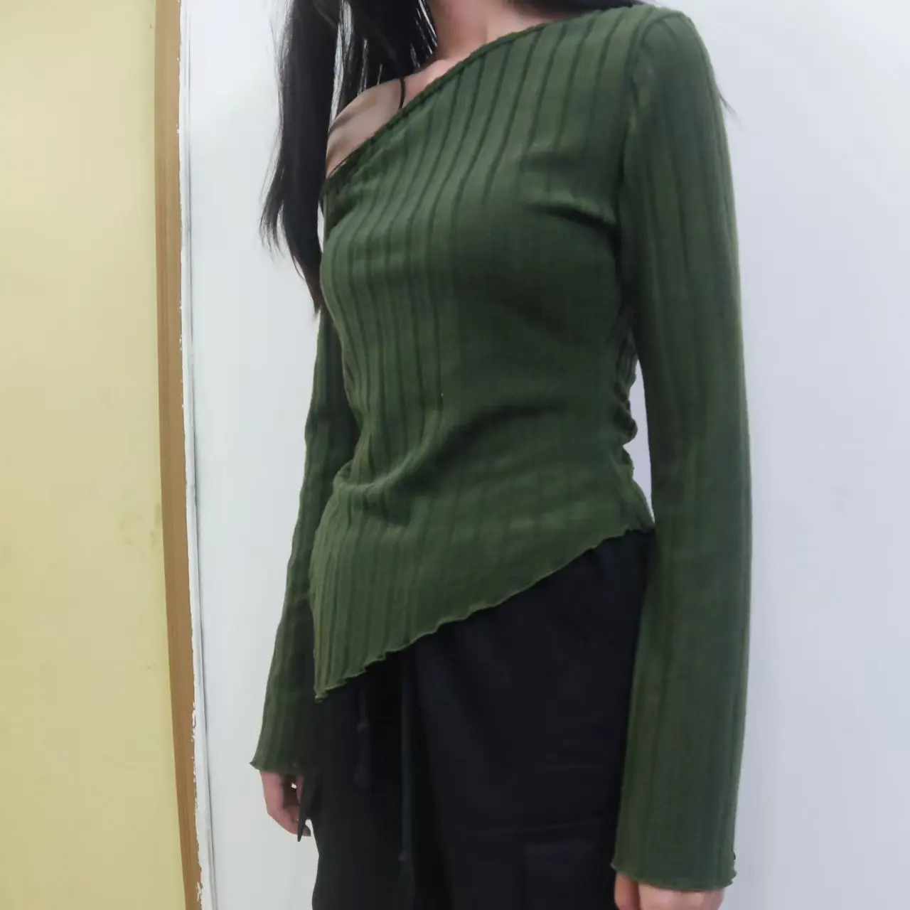 Damen Einfarbiges Schulterfreies Langarm-Shirt mit Asymmetrischem Schnitt, Elegantes Casual Street-Style Top mit Trompetenärmeln – Detail 8