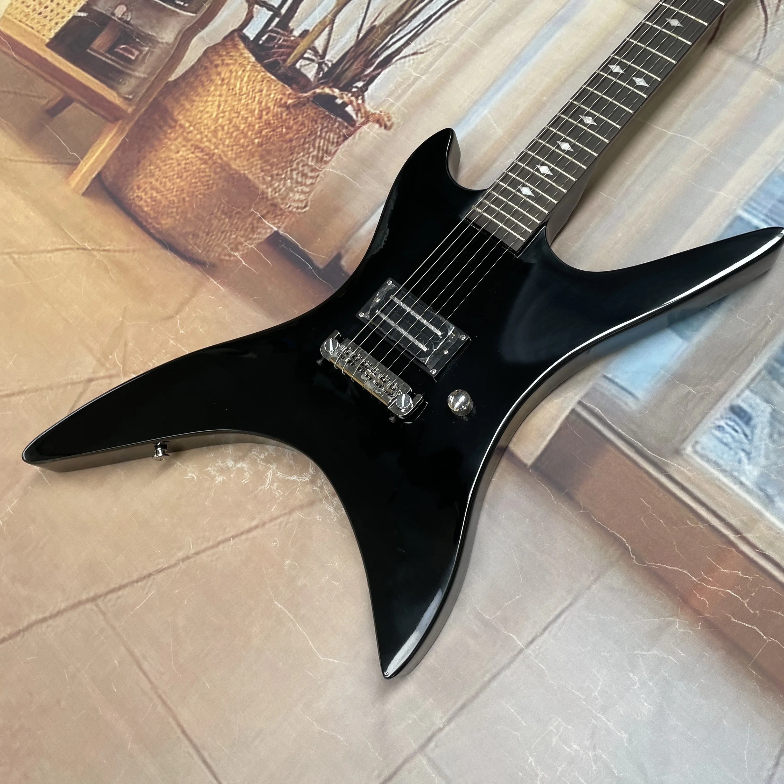 6-string black electric guitar with dual pickups and a rosewood fingerboard that feels smooth guitars. Heavy metal rock guitarra