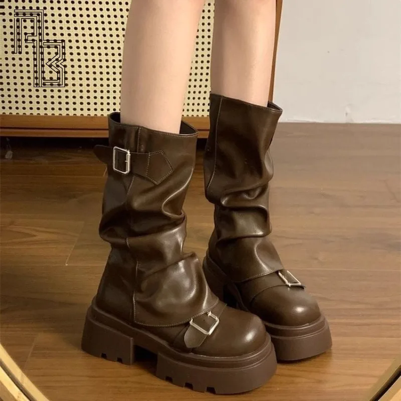 أحذية بنية متعددة الاستخدامات ذات نعل سميك لزيادة الارتفاع للنساء، أحذية ريترو متوسطة النعل لربيع وخريف وشتاء 2025