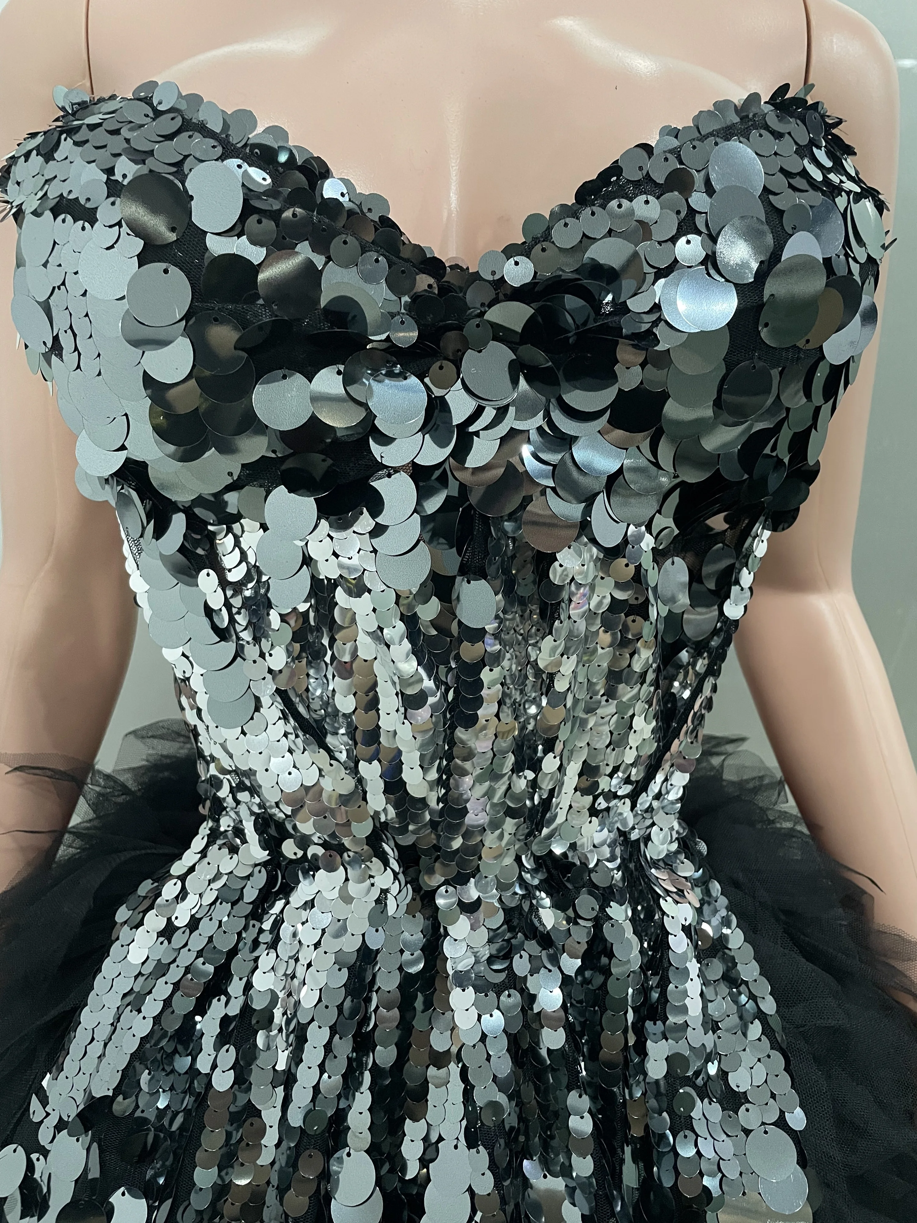 

Женские мигающие черные блестки, сексуальные топы без бретелек, сетчатая мини-юбка, комплект из двух предметов, вечернее платье для ночного клуба, танцовщицы, сценическая одежда