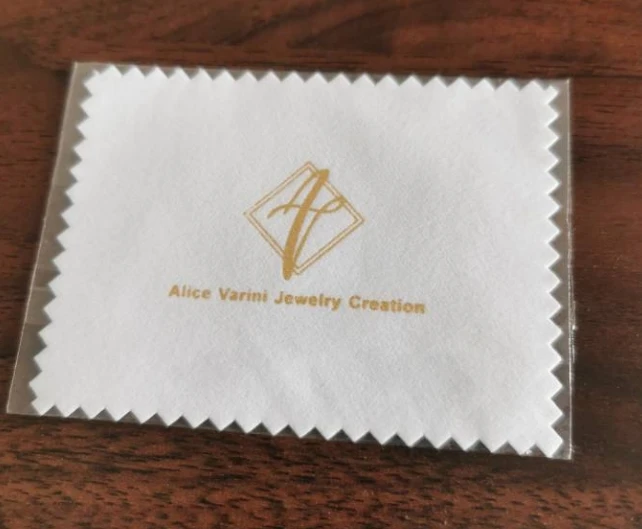 

1000 шт. белых серебряных полировальных салфеток 8x6 см + 100 шт. серых серебряных полировальных салфеток 30x30 см с золотым логотипом, напечатанным методом шелкографии