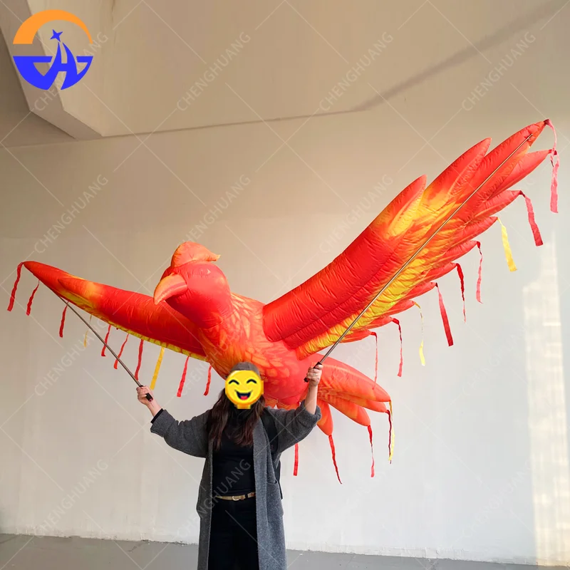 نموذج ببغاء قابل للنفخ محمول باليد يحمل بشريًا، دعامة زخرفية للإعلان التفاعلي لمواكب المسرح في الهواء الطلق