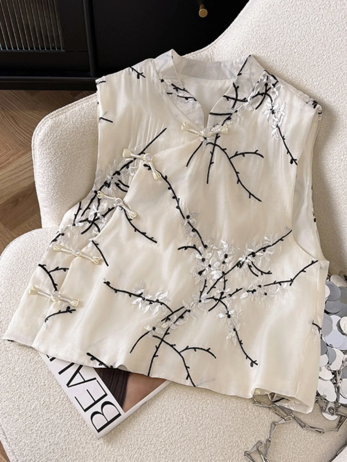 

New Chinese Sle Embroidered Jaet Vest Women Summer 2025 Vintage Stand Collar Svel Button up Top Polyester Blend