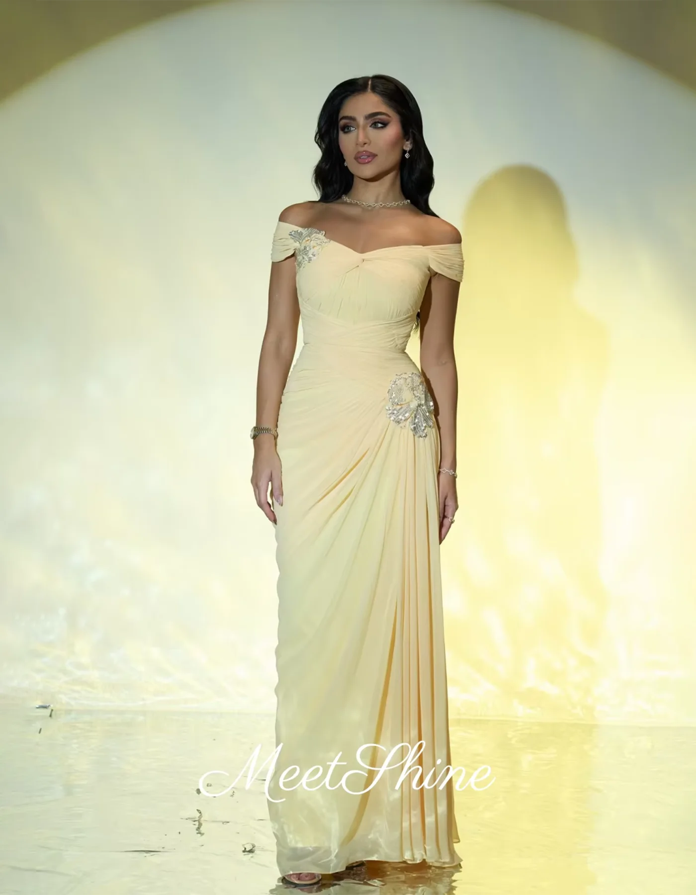 أصفر الطابق طول فساتين السهرة مطوي الشيفون فساتين السهرة قبالة الكتف فساتين الحفلات الرسمية فستان الزفاف حسب الطلب