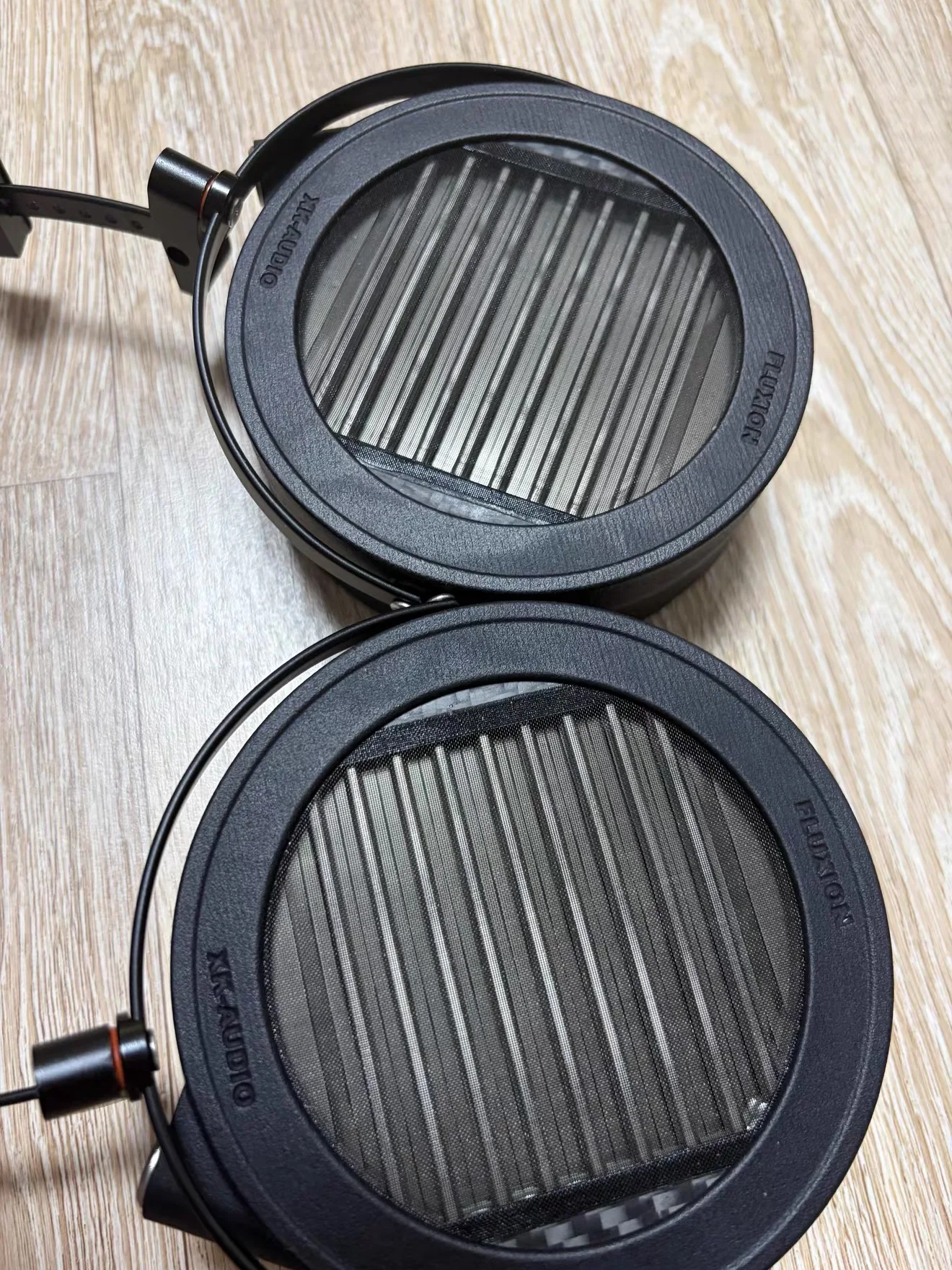 Fluxion flagship-level all-magnetic grille-free planar diaphragm HiFi headphones.