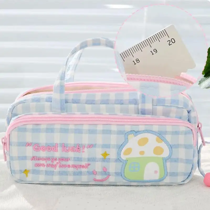 Niedlicher, mit Gingham-Muster bestickter Stiftebeutel mit tragbarem Griff und großem Fassungsvermögen für Schüler zur Aufbewahrung von Schulsachen. – Detail 6