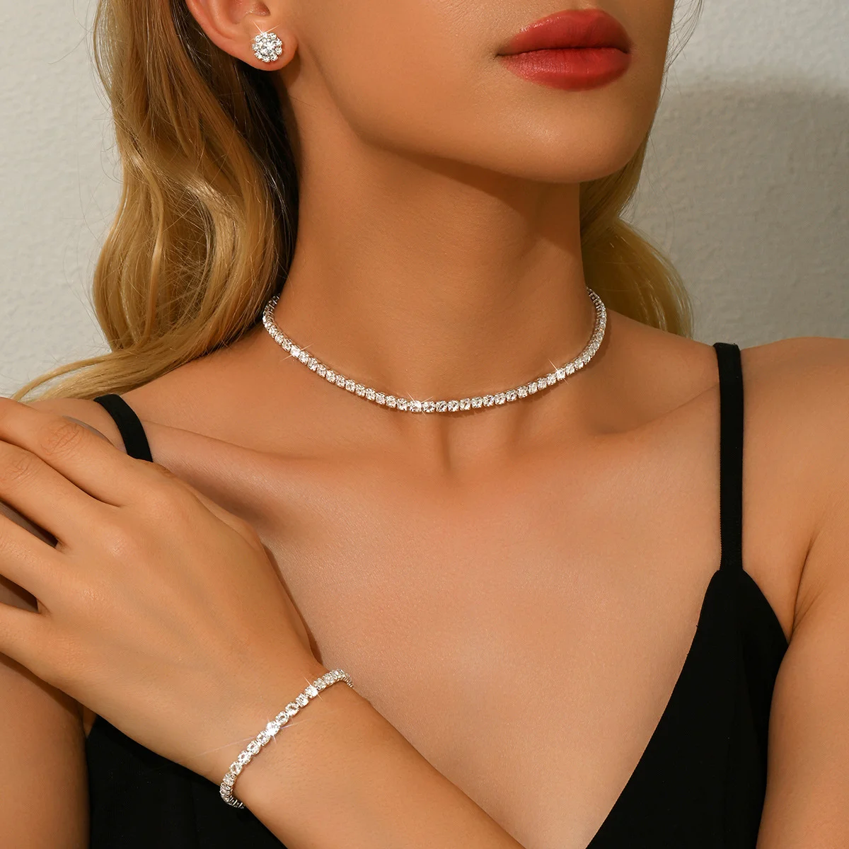 

Simple rhinestone necklace, earrings and bracelet set - a luxurious three-piece accessory set. Wife's Gift
