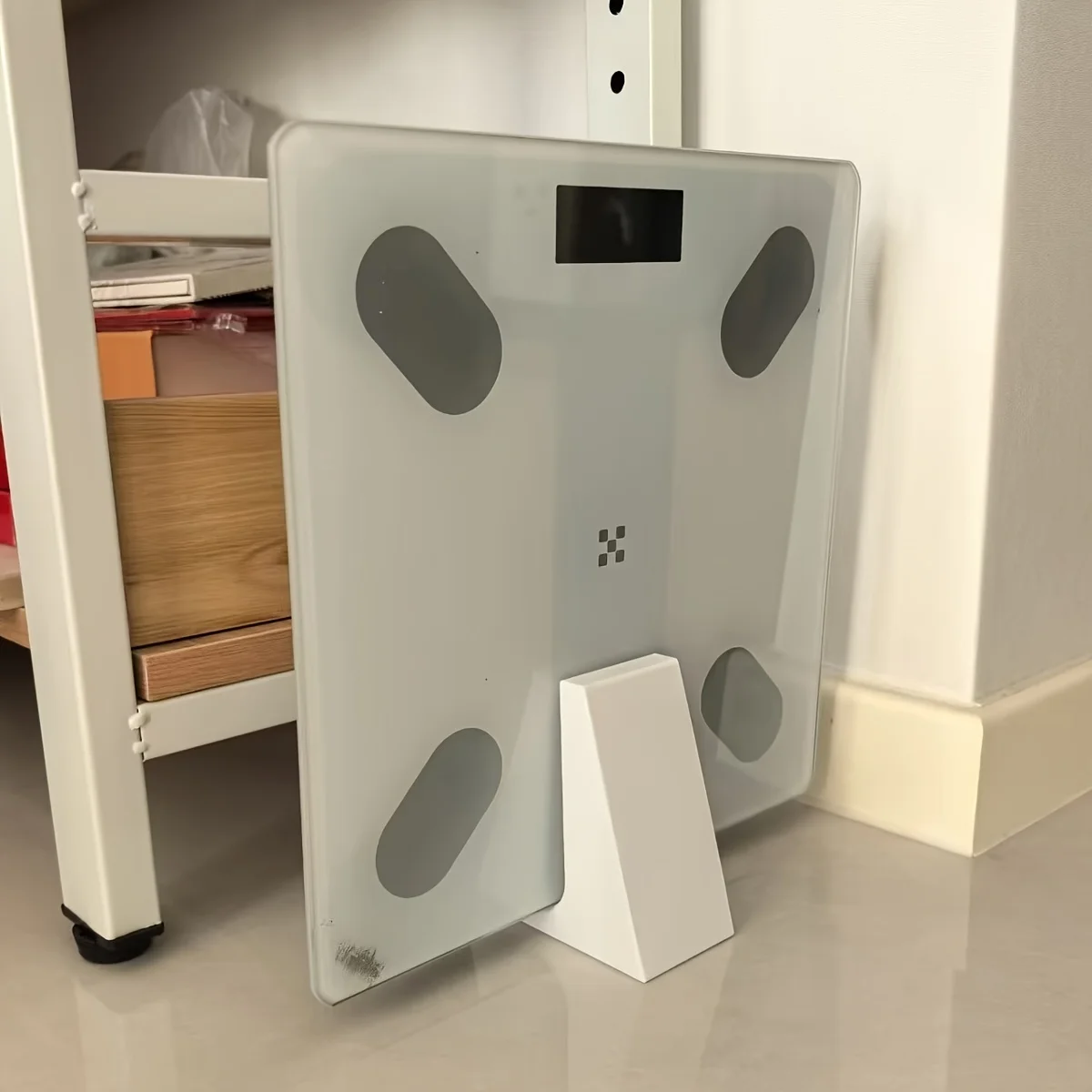 3D-Gedruckter Ständer für Waagen, ein Vertikales Aufbewahrungsregal für Waagen, Zeichenbretter, Bücher, Dokumententaschen, usw.