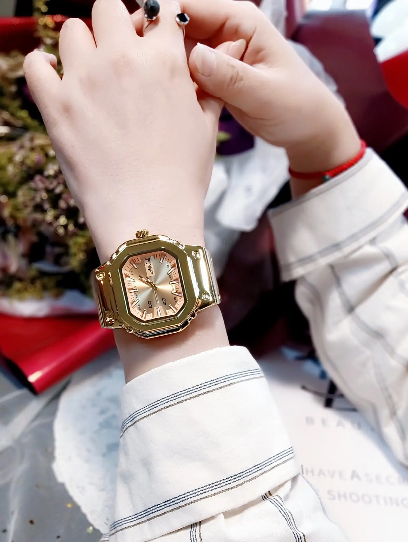 

Simple And Elegant Large-Dial Watch, A Trendy Timepiece For Both Men And Women. A Perfect Gift For Ladies. Stylish Quartz Watch.