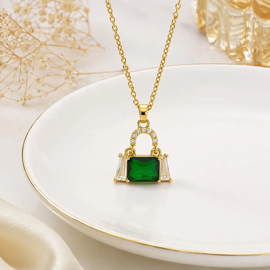 Vintage Emerald Handbag Necklace High-End Square Cubic Zirconia Mini Bag Pendant Personalized Fashion Women Exquisite Party Jewe