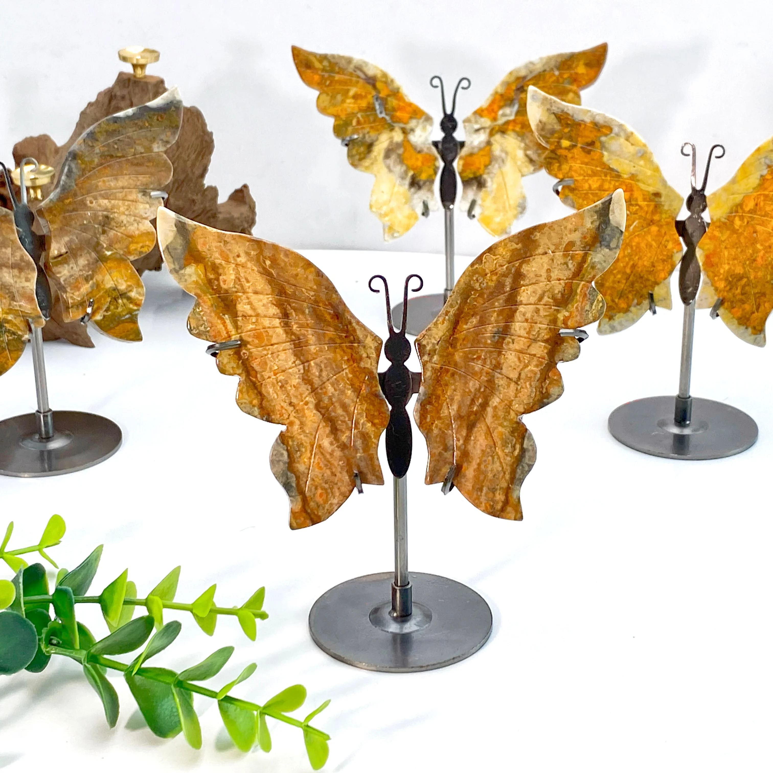 1pc Natural Crystal Realgar Butterfly Carving Stand Ornament,Wings Crystal Crafts, Home Desktop Office Ornament Holiday Gift